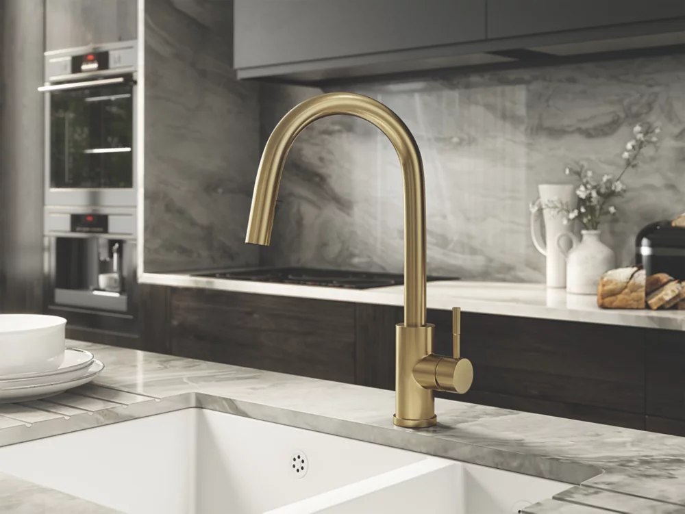 ETAL Velia Concealed Pull-Out Kitchen Mixer Tap Brushed Brass - Image 4